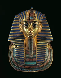 Goldene Totenmaske des Tutanchamun (1347/1338 v. Chr.) mit Lapislazuli, Obsidian und Türkis eingelegt