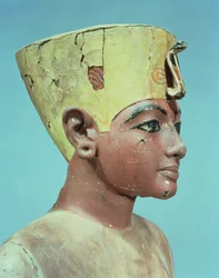 Kopf einer Puppe des jungen Tutanchamun (ca. 1370-52 v. Chr.), der einen Kompromiss zwischen der Krone der Könige von Unterägypten und dem Kopfschmuck von Nofretete trägt (bemaltes und stuckiertes Holz)