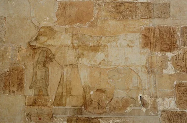 Totentempel der Königin Hatschepsut: Hathor-Kapelle, die Göttin in ihrer kuhähnlichen Form, mit Krone, wird von Hatschepsut gefüttert