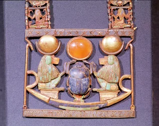 Halskette der aufgehenden Sonne, aus dem Grab von Tutanchamun (ca. 1370-52 v. Chr.) Neues Reich (Gold mit Halbedelsteinen eingelegt) (Detail)