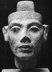 Nofretete, Gemahlin von Echnaton (Akhenaten), dem ketzerischen Pharao. 14. Jahrhundert v. Chr. (Skulptur in dunklem Granitbüste)