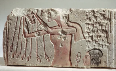 Relief, das Akenhaten und seine Tochter zeigt, die dem Aten Opfer darbringen, Neues Reich, ca. 1352-1336 v. Chr. (Kalkstein)