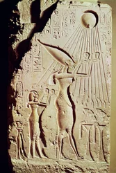 Relief mit Amenophis IV. (Echnaton) (ca. 1364-47 v. Chr.), Nofretete und ihrer Tochter Meritaton, die Aton ein Opfer darbringen, aus dem Königspalast von Tell el-Amarna
