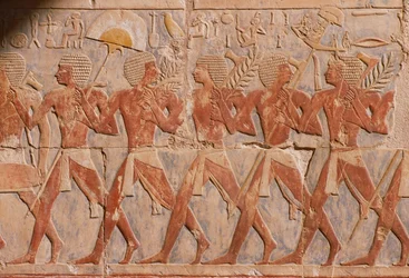 Relief einer Parade zu Ehren der Göttin Hathor aus dem Totentempel der Hatschepsut (ca. 1503-1482 v. Chr.)