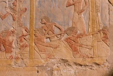Relief von Männern, die auf einem Boot rudern (Detail) aus dem Totentempel der Hatschepsut (ca. 1503-1482 v. Chr.)