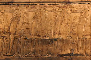 Relief auf vergoldetem Holzkasten, Schatzkammer von Tutanchamun