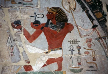 Relief mit Thutmose, der Wein opfert, Totentempel der Hatschepsut, Deir el-Bahri, Thebanische Nekropole (UNESCO-Welterbeliste)