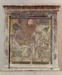 Stele mit dem Aten, der Amenophis IV (Echnaton) (ca. 1352-1336 v. Chr.), seiner Frau Nofretete und drei ihrer Töchter Leben und Wohlstand gibt, aus Tell el-Amarna, Neues Reich, ca. 1353-1337 v. Chr.