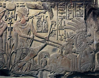 Stele von Amenhotep III zeigt den Pharao, der einen Streitwagen lenkt. 1391-1353 v. Chr. Steinskulptur. Kairo, Ägyptisches Museum, Kairo. Aus Qina, Dayr al-Bahri. Theben.