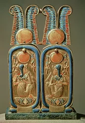 Salbenkasten in Form einer doppelten königlichen Kartusche, aus dem Grab von Tutanchamun (ca. 1370-52 v. Chr.) Neues Reich (vergoldetes Holz mit Glaspaste)