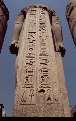 Säule mit Wappen, die die Kartusche Ramses