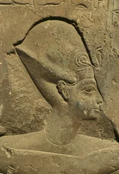 Detail eines Reliefs, das einen Pharaokopf darstellt (Stein)