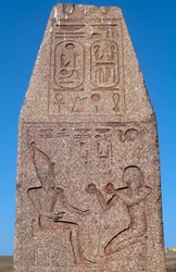 Obelisk mit Reliefs und Inschriften von Ramses II., Großer Tempel des Amun, Tanis, Ägypten, ägyptische Zivilisation, Neues Reich, 19. Dynastie