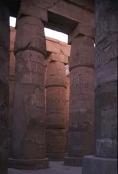 Papyrussäulen mit Knospenkapitellen in der Hypostylhalle des Tempels von Amun, Neues Königreich