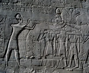 Ramses II bringt Opfer vor dem heiligen Boot dar, Relief, Innenwände der Großen Säulenhalle, Karnak-Tempelkomplex (Unesco-Welterbeliste)