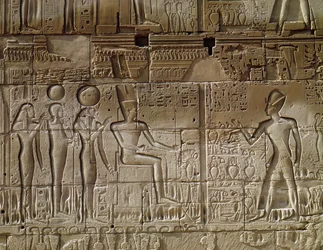 Relief mit der Darstellung von Sethos I. (ca. 1294-1279 v. Chr.), der Amun ein Opfer darbringt, von der nördlichen Außenwand des Hypostylsaals, Neues Reich