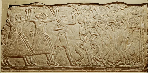 Relief, das einen Trauerzug darstellt, aus Saqqara (Kalkstein)