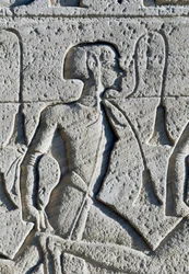 Relief, das einen Gefangenen aus der Schlacht von Kadesch darstellt, Detail (Fassade des Großen Tempels von Ramses II, Abu Simbel)
