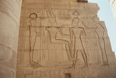 Relief, das die löwenköpfige Göttin Mut zeigt, die Ramses II. einem thronenden Amun präsentiert, der ihm ein Ankh gibt, aus der Großen Hypostylhalle, Neues Reich