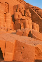 Ansicht der Fassade des Großen Tempels von Ramses II. bei Sonnenaufgang, Abu Simbel (UNESCO-Welterbeliste)