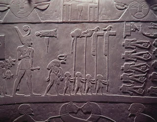 Die Narmer-Palette: Zeremonialpalette mit der Darstellung von König Narmer, der die rote Krone Unterägyptens trägt und gefesselte und enthauptete Gefangene inspiziert, gefunden in Hierakonpolis, frühdynastische Zeit, um 3000 v. Chr.