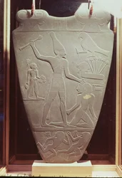 Die Narmer-Palette: Zeremonialpalette mit der Darstellung König Narmers, der die weiße Krone Oberägyptens trägt und einen Gefangenen schlägt, gefunden in Hierakonpolis, frühdynastische Zeit, ca. 3000 v. Chr. (Detail)