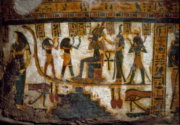 Kunst Ägyptens: Osiris empfängt Gaben von vier Gottheiten: Thot, Maat, Heka (Heqat oder Heqa) und Harsiesi. Einer der Götter hält den Schlüssel des Lebens in Form eines Henkelkreuzes (Anch). Darunter zwei Darstellungen des Udjat-Auges (Auge des Horus).