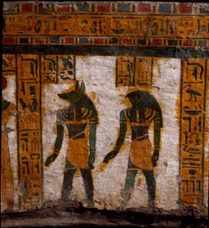 Ägyptische Antike: die Grabgenien Douamoutef und Kebehsenouf (oder Qebehsenouf). Dekoration des anthropoiden Sarkophags des Schreibers Butehamon, 21. Dynastie (1085-935 v. Chr.). Museum von Ägypten in Turin (Torino, Museo Egizio)