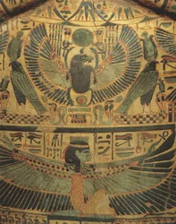 Mumienabdeckung mit geflügelter Gottheit, die einen Skarabäus, Symbol der Ewigkeit, schützt