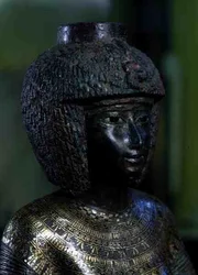 Statue der göttlichen Anbeterin Karomama, Dritte Zwischenzeit (Detail)