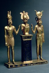 Triade von Osorkon II.: Osiris flankiert von Isis und Horus, Dritte Zwischenzeit, ca. 874-850 v. Chr.