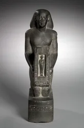 Naophore Statue des Finanzbeamten und Aufsehers der Felder, Horwedja, 521-486 v. Chr.