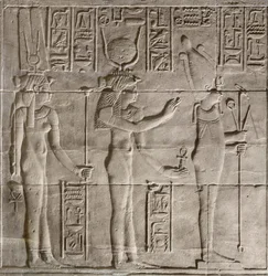 Reliefs im inneren Heiligtum des Philae-Tempels, Assuan, Ägypten