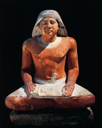 Altes Ägypten: Statue eines sitzenden Schreibers aus der Nekropole von Sakkara (Saqqara), 5. Dynastie, Altes Reich