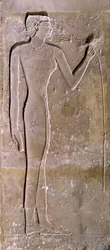 Säule, die eine Frau darstellt, die an einer Lotusblume riecht, Altes Reich, 2423-2263 v. Chr.