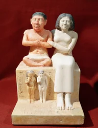 Statuette des kleinwüchsigen Seneb und seiner Familie, ca. 2475 v. Chr.