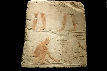 Fragment eines Reliefs, das die Zubereitung von Speisen darstellt (Kalkstein)
