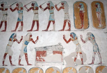 Bewaffnete Männer und Figur vor einem Sarkophag, Tal der Könige, Luxor
