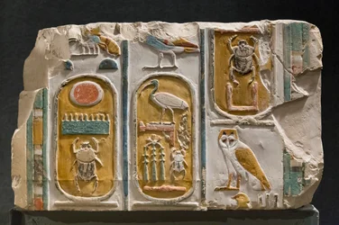 Geschnitzte Wand mit drei Kartuschen von König Thutmosis I und III