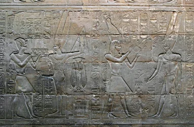Ägyptische Antike: König Alexander der Große bringt Opfergaben an den Gott Amon Min (Amon-Min). Detail eines Flachreliefs. Kapelle des Heiligen Bootes, Tempel von Luxor, Ägypten