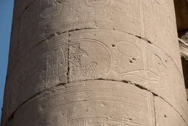 Ägyptische Antike: Detail einer Säule mit gelöschtem Kartuschen wegen der „damnatio memoriae“, Löschung der Kartuschen einiger Pharaonen, die von ihren Nachfolgern als ketzerisch angesehen wurden, Tempel von Luxor. Ostufer (Theben), Ägypten