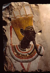 Ägyptische Antiquität: Detail einer Malerei auf Kalkstein, die den Fruchtbarkeitsgott Amon Min darstellt. Luxor, Ägyptisches Kunstmuseum