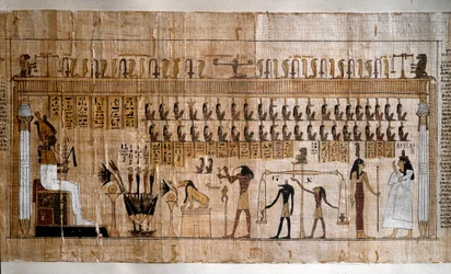 Ägyptische Antike: das Wiegen der Seelen (Psychostase). Papyrus eines Totenbuchs. Turin, Ägyptisches Museum - Antikes Ägypten: das Wiegen der Seelen (Psychostase). Papyrus aus dem Totenbuch. Ägyptisches Museum, Turin, Italien
