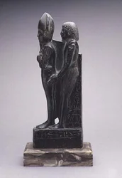 Gruppe eines Mannes, der eine Darstellung von Osiris präsentiert