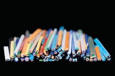 Gruppe von Stäben, bestehend aus Mosaikglasstäben, die Sterne, Rosetten und andere Motive und Muster darstellen, ca. 5. - 1. Jahrhundert v. Chr.