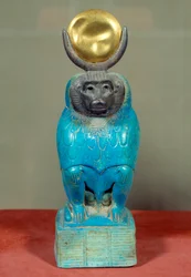 Altägyptische Kunst: Statuette des Gottes Thot als Pavian. Ptolemäische Zeit (332-30 v. Chr.). Silber (Metall), Fayence, Gold, Skulptur. Aus Hermopolis, Ägypten. Höhe: 0,150 m.