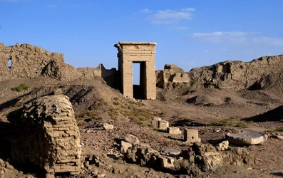 Ägyptische Antike: Blick auf den Bogen des Nordtors, Tempel der Hathor, Denderah, Ägypten