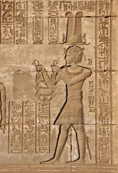 Ägyptische Antike: Römisches Mammisi, das die Geburt von Ihy, Sohn von Isis, feiert - Detail von Reliefs und Hieroglyphen: Kaiser Trajan bringt Opfergaben an die Göttin Hathor - Tempel von Hathor, Denderah, Ägypten