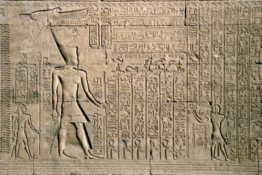 Ägyptische Antike: äußeres Relief mit Hieroglyphen. Hathor-Tempel, Dendera, Ägypten