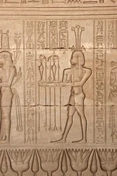 Ägyptische Antike: Darstellung eines Mannes, der der Göttin Opfergaben als Hommage bringt, Hathor-Tempel, Denderah, Ägypten